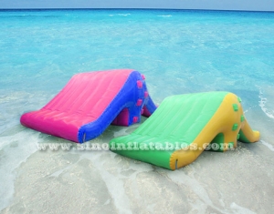 Airtight pool edge inflatable ramp slide